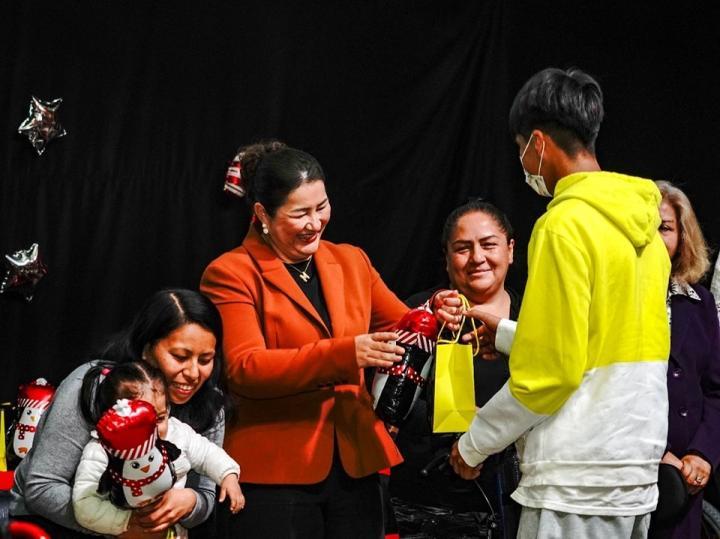 Mary Gómez encabezó la última entrega de apoyos sociales y funcionales del año, del DIF Tlalnepantla