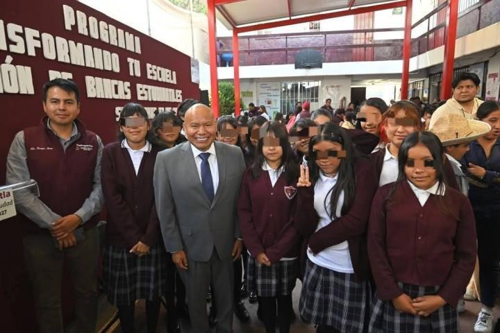 Entregan butacas estudiantiles para mejorar condiciones de las y los alumnos de Tlalnepantla