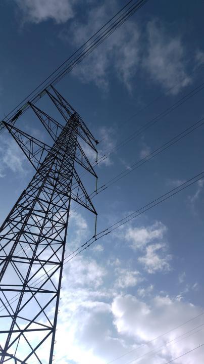 Un joven de Atizapán quiso lanzarse de una torre de electricidad de 50 metros de altura