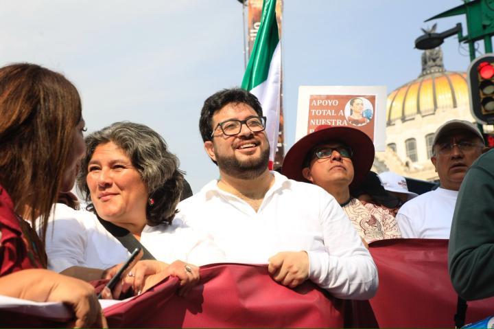 Suman cerca de 10 mil naucalpenses a la marcha en el Zócalo de la CDMX para festejar los 7 años de la 4T