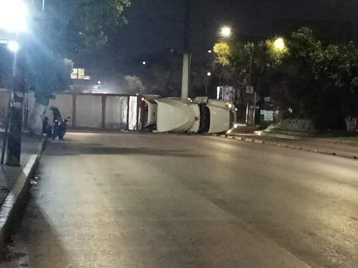 Mañana de volcaduras de trailers en diferentes vialidades causan problemas a la circulación